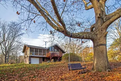 Image de Screened porch, deck, swing Shenandoah Valley!