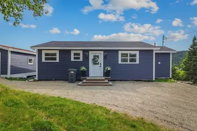 Image de 3-bedroom cabin on Horsechops Pond, Cape Broyle with Hot tub, Ac, WiFi