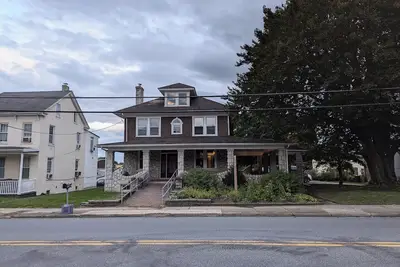 Image de Beautiful historic stone house in small-town Bally.