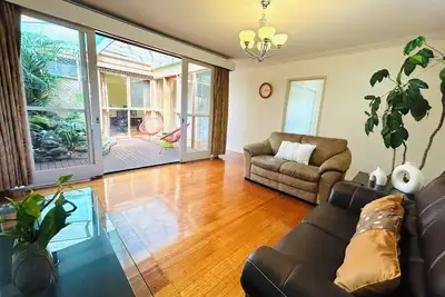 Image de 3 minutes walk to Train Station - Comfortable stay for 9