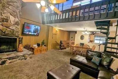 Image de Private Spa & Slope Views – 2br Townhouse Near Snow Summit
