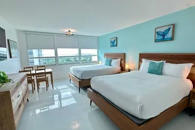Castle Beach. Bay-view, 2 queen beds with Free Valet Parking & Pool Access