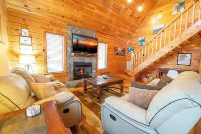 Image de *Fun 2bd Cabin w/ Games! Hot Tub + Shared Pool*