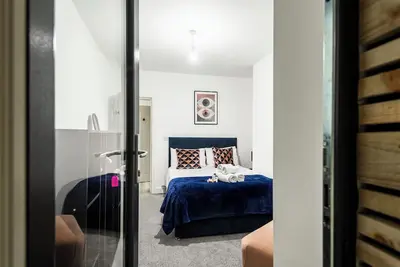 Image de Clean Lines & Cozy Vibes: Refined 2br Flat in Bury