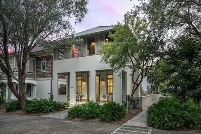 Image de South of 30a in Rosemary Steps to the Beach, Pools + Town Square Main + Carriage