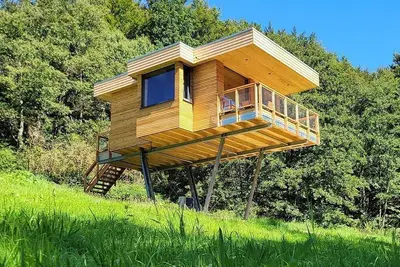 Image de Tree house Aurora, living/bedroom, bathroom - Baumhaushotel Solling