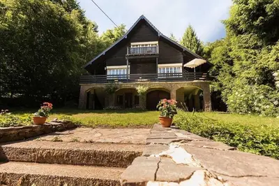 Image de Hunting lodge by the stream