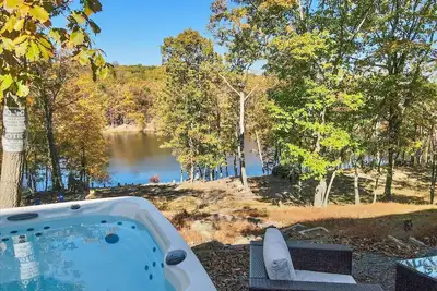 Image de Lakefront Luxury Retreat w/ Hot Tub, Sauna, Jacuzzi, Kayaks & Fishing