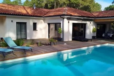 Image de Grande villa plein-pied avec piscine proche Océan.