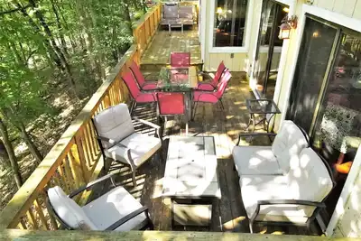 Image de Luxury Lakefront Retreat on 2 Acres—Hot Tub, Real Wood Fireplace, Fishing & More
