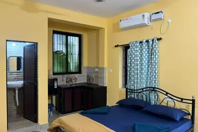 Image de Family Room with Bathroom\n