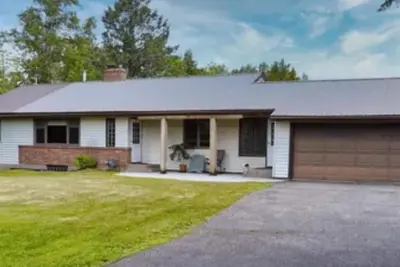Image de Main floor 2-bedroom house, Winter Escape: Snowmobile, Ski & More in the North