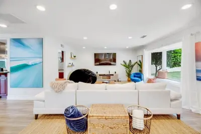 Image de Huge home with Pickleball court and Pool!