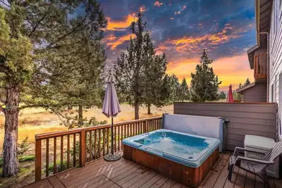 Image de Eagle Crest Condo on Golf Course w/ Hot Tub, Dogs Welcome!