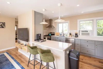 Image de Bloomfield 2 Bed, Laundry In-Unit, Pets Ok, Parking, Separate Entrance, Safe