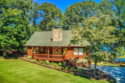 Image de Spacious 5-bedroom 3. 5 bath log cabin with amazing Lake views and hot tub!