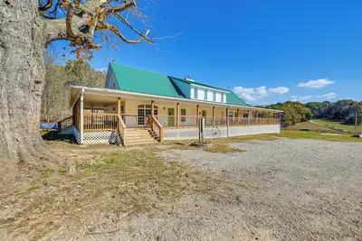 Image de Bonnieville Farmhouse on 69 Acres w/ Porch!
