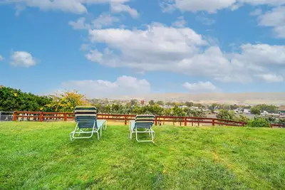 Image de Hot Tub & Sweeping Views: Apt in Clarkston!