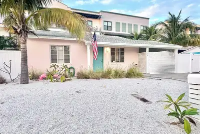 Image de The Briny Bubble…Charming 2-bedroom cottage in Dunedin, steps to Main Street