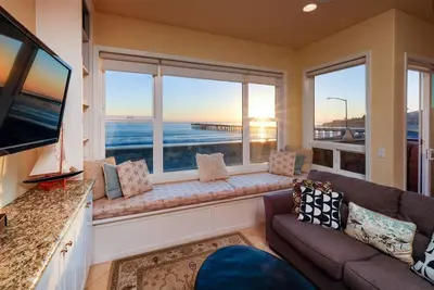 Image de Coastal Charm Meets Pier-Perfect, Oceanfront Home in Cayucos