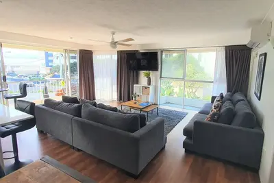 Image de Style & space await, Renovated, Opposite Beach & Surf Club, Wi-Fi, Parking - U07