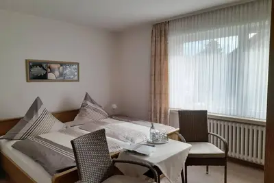 Image de Double room, bathroom, Wc - vacation apartment and guest room Iburgblick