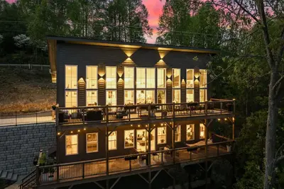 Image de New, Luxury, Secluded, Breathtaking Mountain Views, HotTub, FirePit