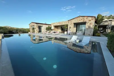 Image de Luxury 4-bedroom spacious home with pool, fitness, ocean views and privacy.