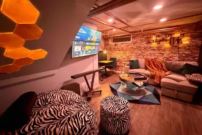 Image de Centrally located steampunk apartment in Cap Hill with theater, gaming & more!