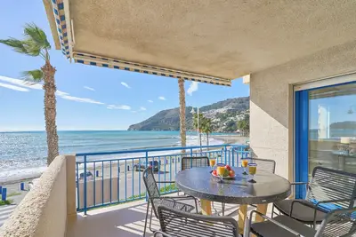 Image de Appartement 'Beachfront Los Novos La Herradura' avec vue sur mer, Wi-Fi et climatisation