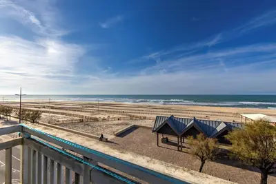Image de Appartement 'T2 Face Océan Plage Centrale' avec vue sur mer et balcon