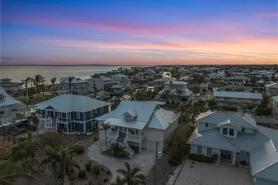Image de 3/2 Heated Pool Home on the Water, Monthly Rental Beautiful House! !
