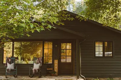Image de Dudley Creek Cottage; cozy little cottage. Hot tub + fire pit + arcade!