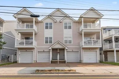Image de Just One Block to Beach & Boards & Fun! Cozy 4-bedroom condo