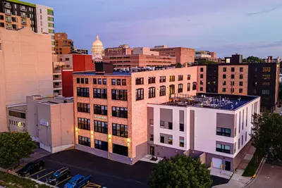 Image de One Bedroom King\/accessible in the heart of downtown.