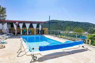 Image de Appartement de deux chambres avec la terrasse et la vue sur le mer Stupin Celine, Rogoznica (A-23257-a)