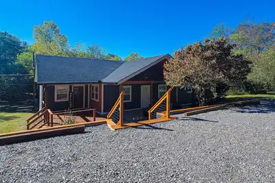 Image de Elegant home w/ hot tub, fire pit, expansive deck, & free attraction tickets