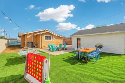 Image de Amazing 4-bedroom house in peaceful Midway City w/ fire pit lounge, backyard