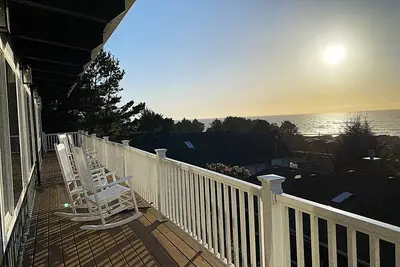 Image de Oceanview Designer Family Home – Walk to Beach, Deck, Firepit, Office, Pets