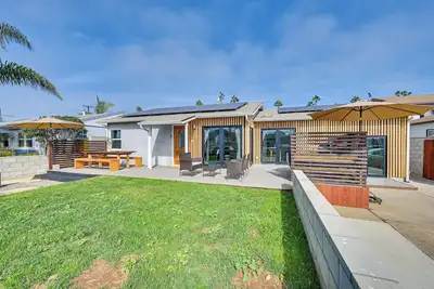 Image de Steps to Beach: 'House Kitsune' in Oceanside