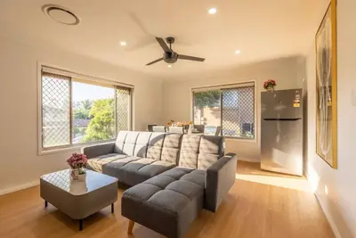 Image de Super Value 4br House near Westfield/Shops/Parks