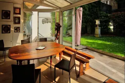 Image de Chambre et petit bureau sous véranda sur jardin calme