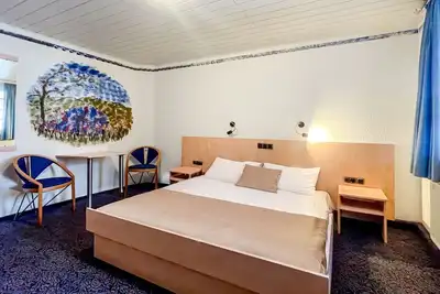 Image de Comfortable and versatile room-perfect for relaxation, work and exchange