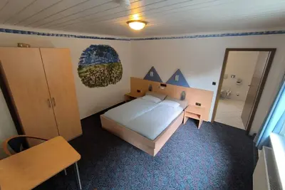 Image de Comfortable and versatile room-perfect for relaxation, work and exchange
