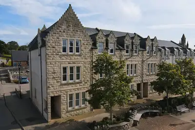 Image de 3-bedroom, fully furnished townhouse overlooking the historic Dornoch Square.