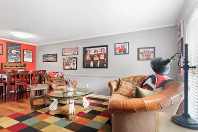 Five Points Dawg Crib On Campus