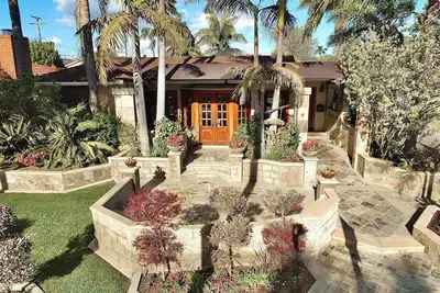 Image de The Belmont Beach Bungalow | Pool & Hot tub!
