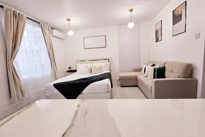 Image de Charming Modern Studio in a Cozy Complex with Great Potential!