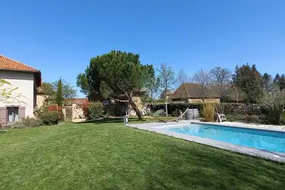 Image de Moment de détente assuré! \nBelle demeure chaleureuse, bain nordique et piscine.