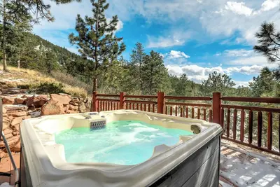 Image de Log Lodge | Mountain View | Hot tub, Dog Friendly!